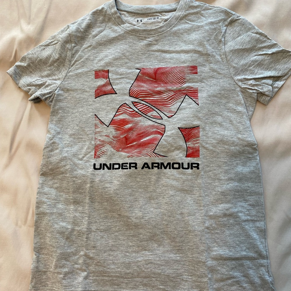 Boy’s Under Armour T-shirt size M